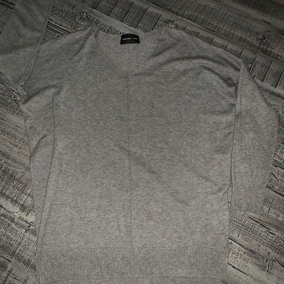 Alexander & David S/M Gray V-Neck Women's Sweater Preloved - Picture 3 of 6